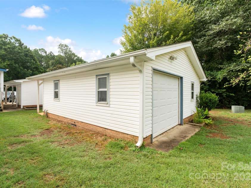 5909 Lake Valley Road, Clover, SC 29710.  MLS# CAR4288971, YatesRealty ID 2009. 