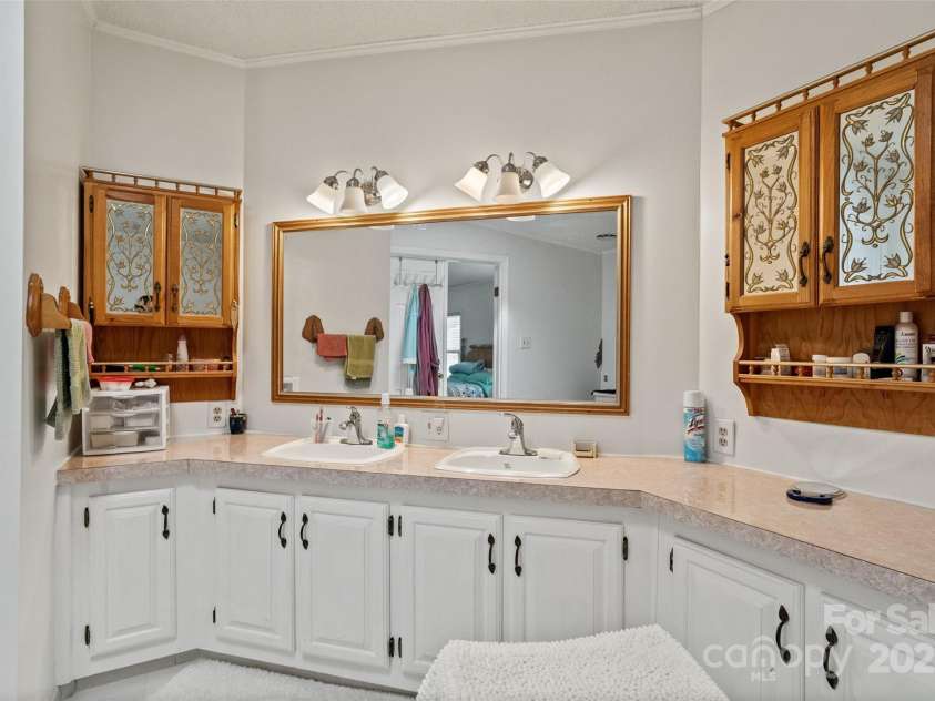 5909 Lake Valley Road, Clover, SC 29710.  MLS# CAR4288971, YatesRealty ID 2009. PRIMARY BATHROOM