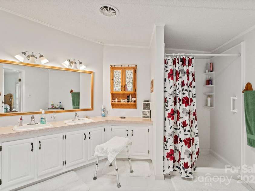 5909 Lake Valley Road, Clover, SC 29710.  MLS# CAR4288971, YatesRealty ID 2009. PRIMARY BATHROOM