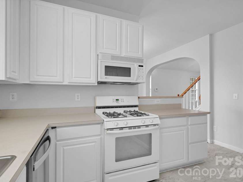 4966 Sunset Ridge Court, Charlotte, NC 28269.  MLS# CAR4361442, YatesRealty ID 20090. Functional layout for easy meal prep