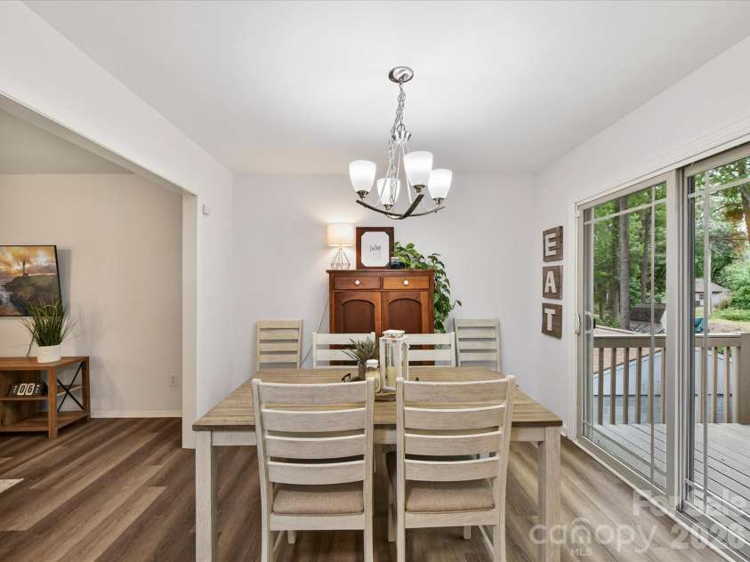15708 Fairfield Drive, Matthews, NC 28104.  MLS# CAR4370742, YatesRealty ID 20095. 