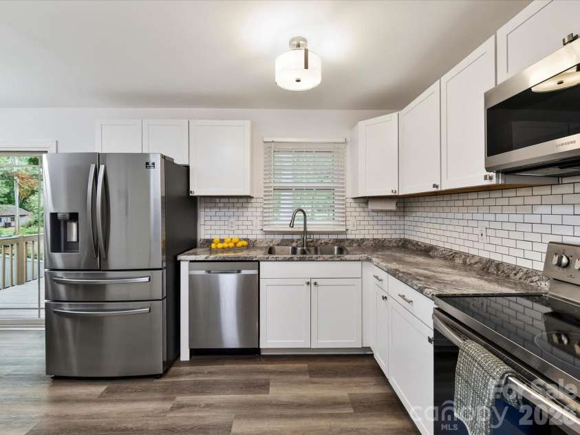 15708 Fairfield Drive, Matthews, NC 28104.  MLS# CAR4370742, YatesRealty ID 20095. 