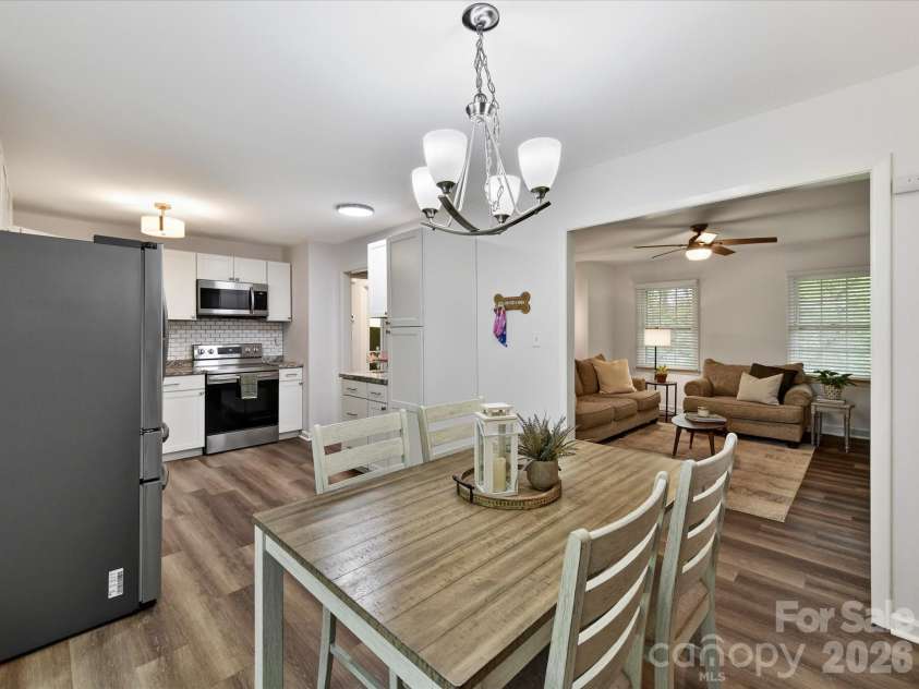 15708 Fairfield Drive, Matthews, NC 28104.  MLS# CAR4370742, YatesRealty ID 20095. Host a gathering in this open spacious kitchen 