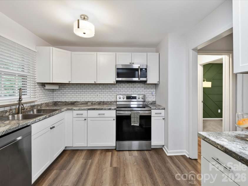 15708 Fairfield Drive, Matthews, NC 28104.  MLS# CAR4370742, YatesRealty ID 20095. Neutral updated kitchen