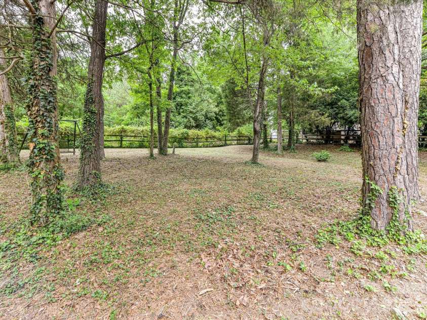 15708 Fairfield Drive, Matthews, NC 28104.  MLS# CAR4370742, YatesRealty ID 20095. Rear yard
