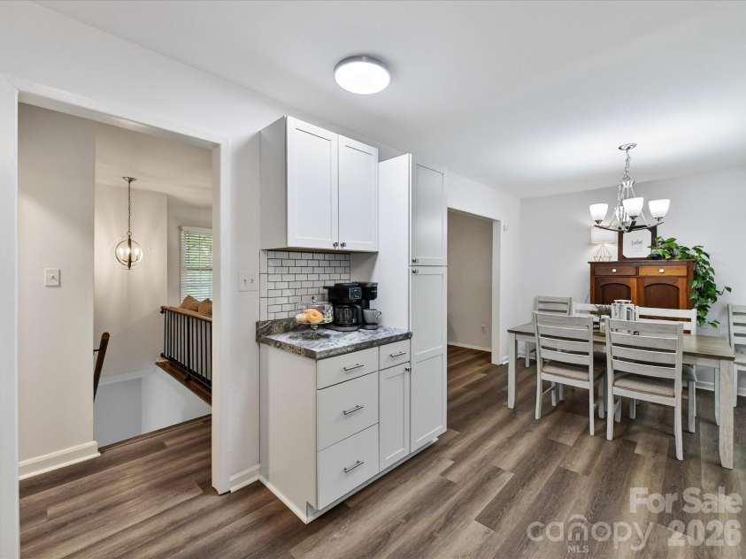 15708 Fairfield Drive, Matthews, NC 28104.  MLS# CAR4370742, YatesRealty ID 20095. Separate coffee or bar area