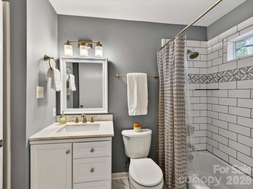 15708 Fairfield Drive, Matthews, NC 28104.  MLS# CAR4370742, YatesRealty ID 20095. Updated full bathroom on upper level 