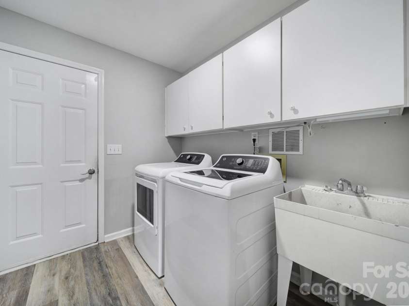 718 Emerson Drive, Mooresville, NC 28115.  MLS# CAR4325279, YatesRealty ID 20096. Laundry Room