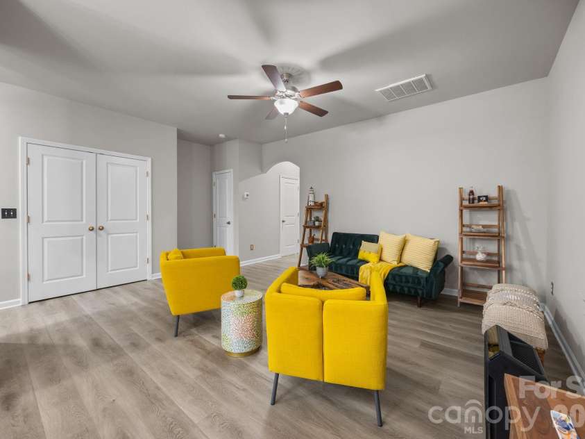 8105 Alderton Lane, Charlotte, NC 28215.  MLS# CAR4307663, YatesRealty ID 20098. 