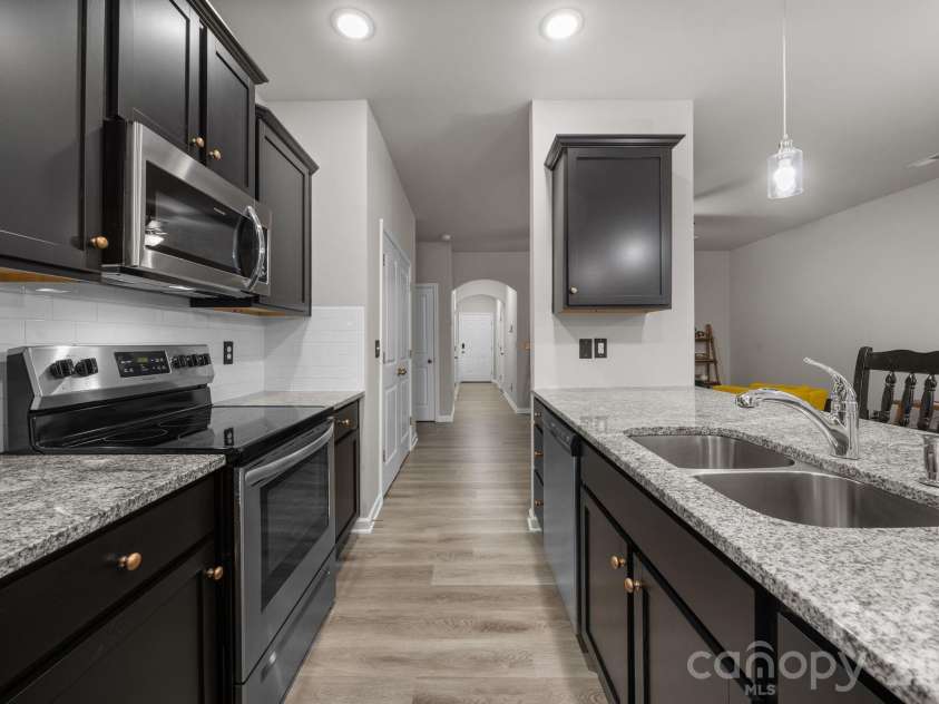 8105 Alderton Lane, Charlotte, NC 28215.  MLS# CAR4307663, YatesRealty ID 20098. 