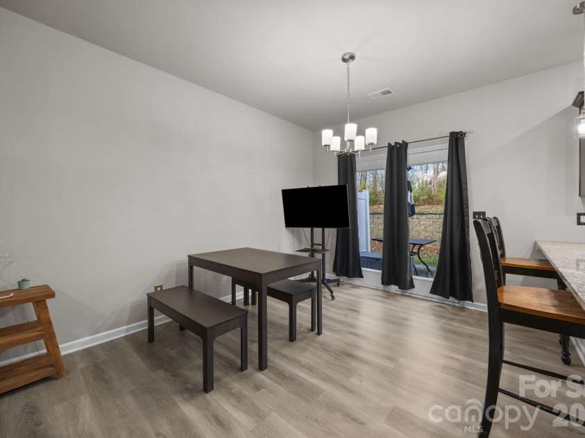 8105 Alderton Lane, Charlotte, NC 28215.  MLS# CAR4307663, YatesRealty ID 20098. Dining area