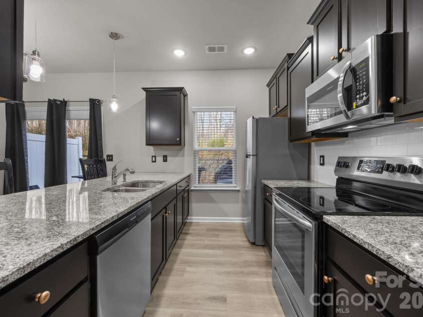 8105 Alderton Lane, Charlotte, NC 28215.  MLS# CAR4307663, YatesRealty ID 20098. Kitchen