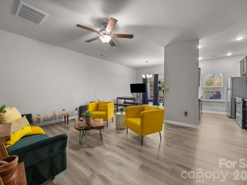 8105 Alderton Lane, Charlotte, NC 28215.  MLS# CAR4307663, YatesRealty ID 20098. Open floor plan-