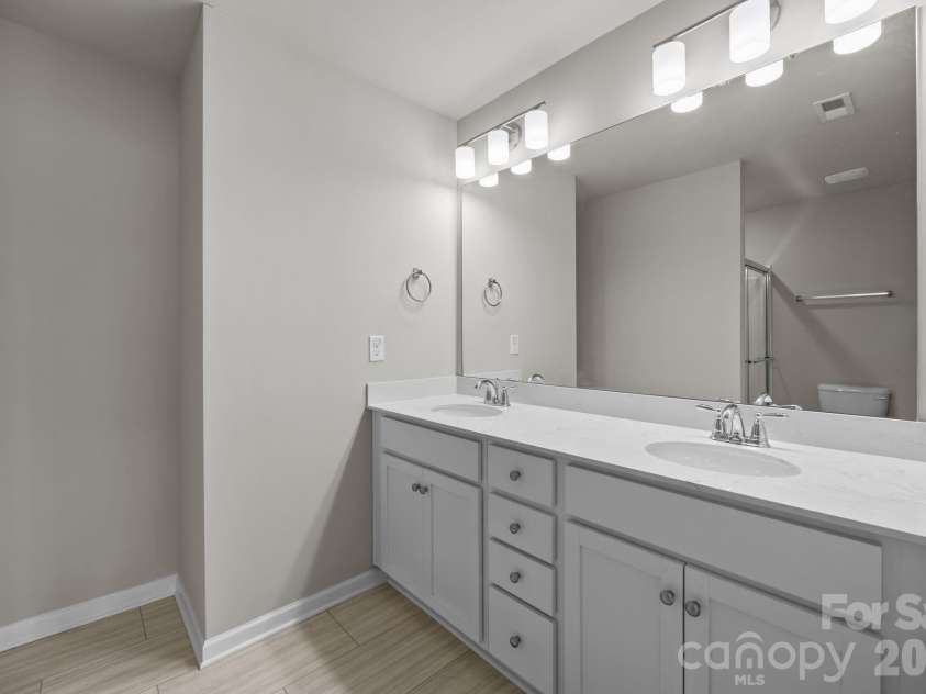 8105 Alderton Lane, Charlotte, NC 28215.  MLS# CAR4307663, YatesRealty ID 20098. Primary bathroom