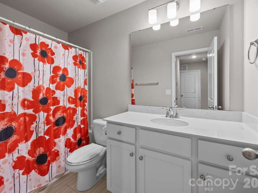 8105 Alderton Lane, Charlotte, NC 28215.  MLS# CAR4421623, YatesRealty ID 20098. 2nd guest bathroom - Full