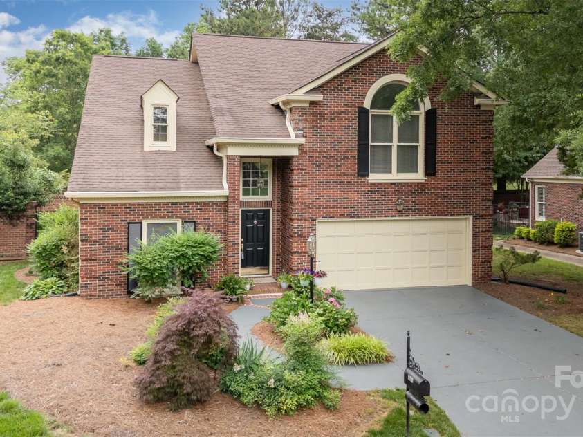7031 Walton Heath Lane, Charlotte, NC 28277.  MLS# CAR4262618, YatesRealty ID 20099. 