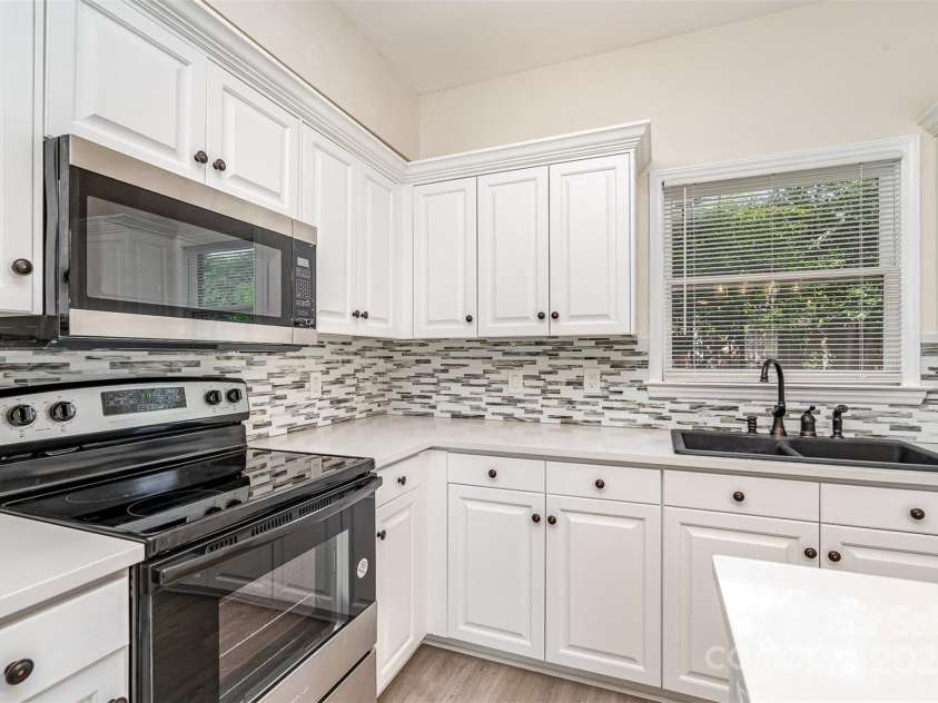 7031 Walton Heath Lane, Charlotte, NC 28277.  MLS# CAR4262618, YatesRealty ID 20099. 