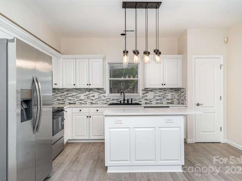 7031 Walton Heath Lane, Charlotte, NC 28277.  MLS# CAR4262618, YatesRealty ID 20099. 