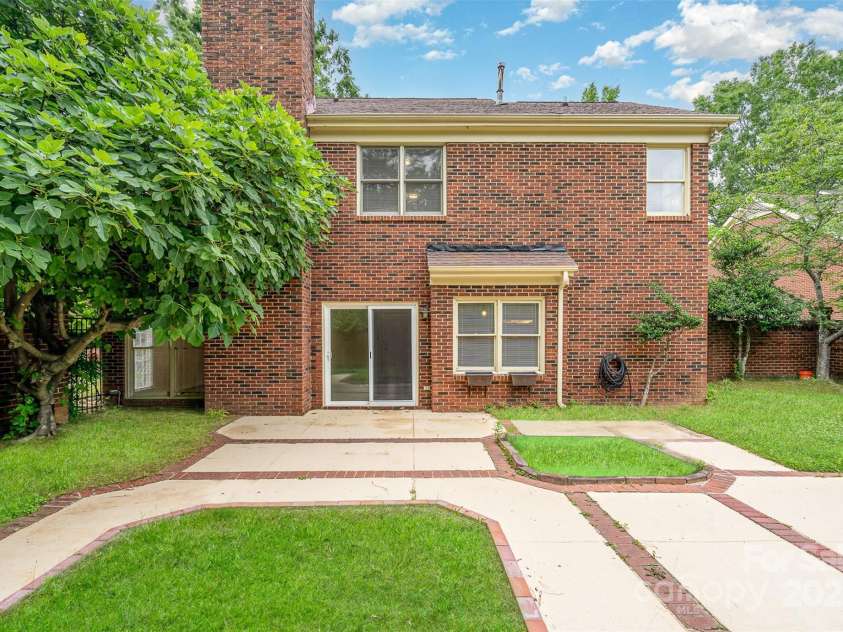 7031 Walton Heath Lane, Charlotte, NC 28277.  MLS# CAR4262618, YatesRealty ID 20099. 