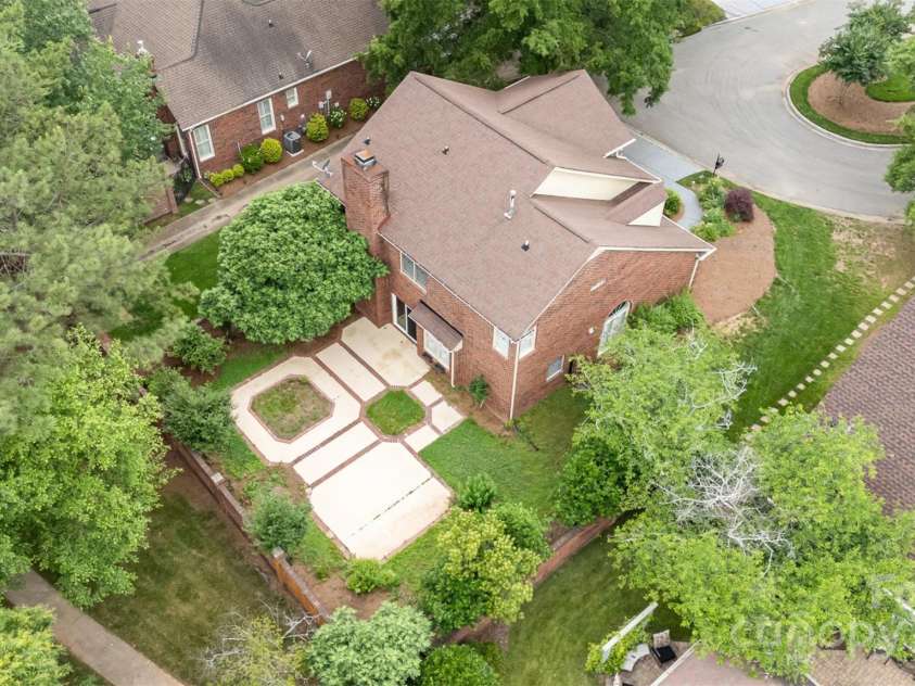 7031 Walton Heath Lane, Charlotte, NC 28277.  MLS# CAR4262618, YatesRealty ID 20099. 