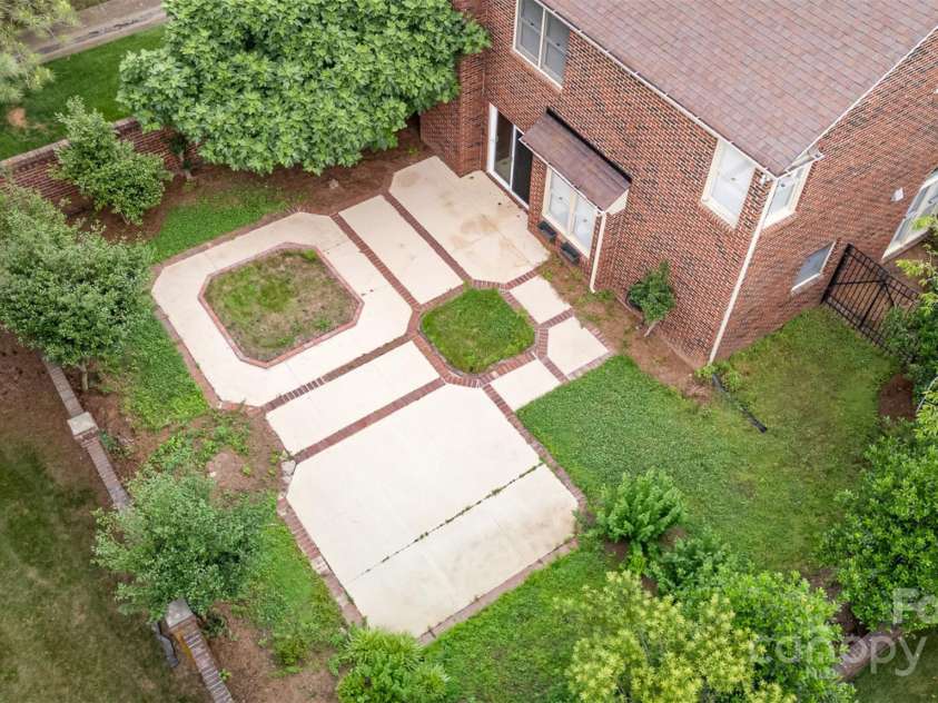7031 Walton Heath Lane, Charlotte, NC 28277.  MLS# CAR4262618, YatesRealty ID 20099. 