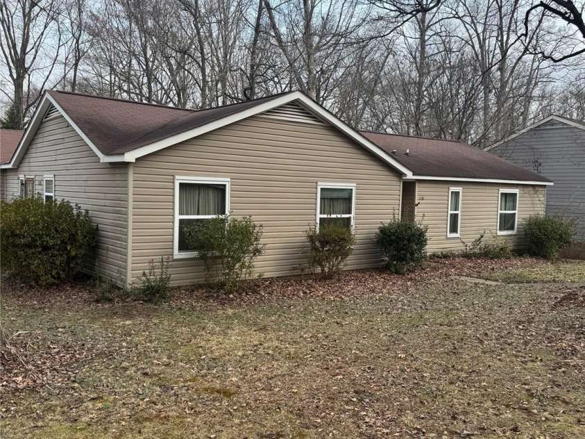 11130 Blue Heron Drive, Charlotte, NC 28226.  MLS# CAR4347008, YatesRealty ID 2010. 