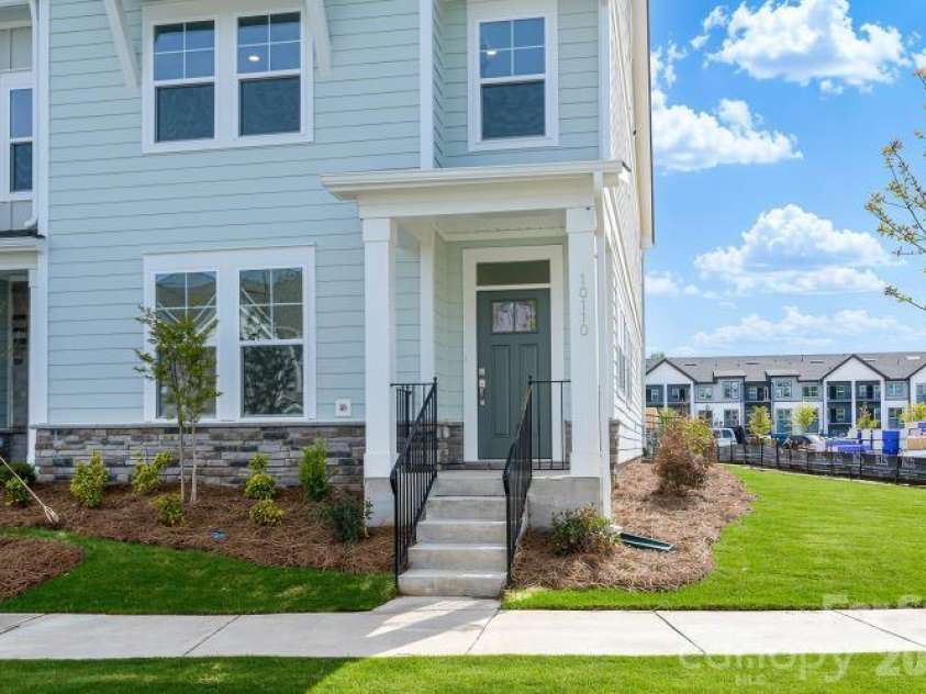 10110 Mamillion Drive, Huntersville, NC 28078.  MLS# CAR4327406, YatesRealty ID 20101. Exterior Elevation - End Unit