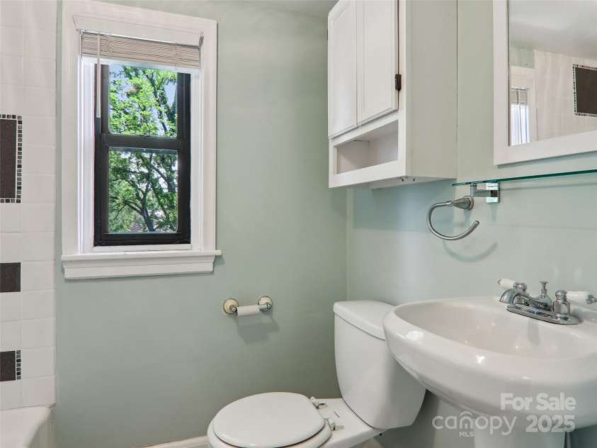 27 Alabama Avenue, Weaverville, NC 28787.  MLS# CAR4263358, YatesRealty ID 20101. 2nd level bath