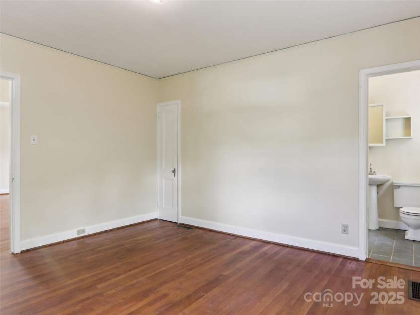 27 Alabama Avenue, Weaverville, NC 28787.  MLS# CAR4263358, YatesRealty ID 20101. 2nd Primary suite