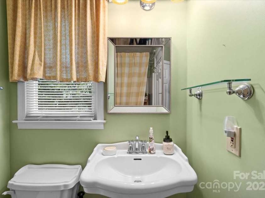 111 Beacon Hills Drive, Gastonia, NC 28056.  MLS# CAR4270749, YatesRealty ID 20102. 