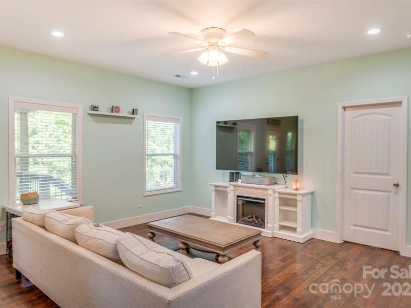 210 Holmes Drive, Spartanburg, SC 29303.  MLS# CAR4254799, YatesRealty ID 20103. 