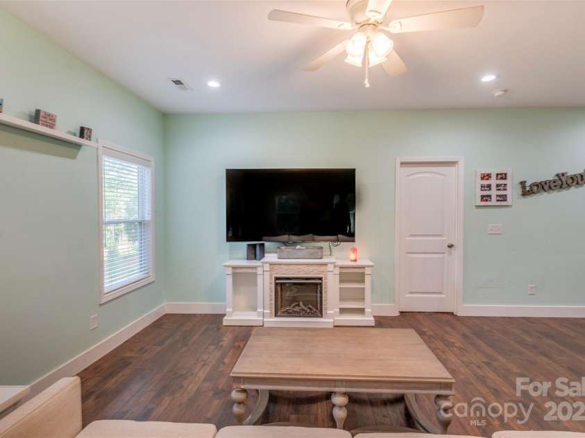 210 Holmes Drive, Spartanburg, SC 29303.  MLS# CAR4254799, YatesRealty ID 20103. 