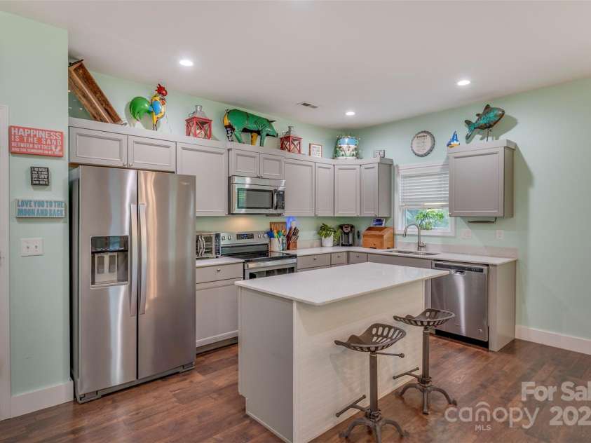 210 Holmes Drive, Spartanburg, SC 29303.  MLS# CAR4254799, YatesRealty ID 20103. 