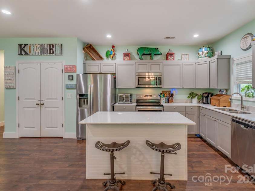 210 Holmes Drive, Spartanburg, SC 29303.  MLS# CAR4254799, YatesRealty ID 20103. 