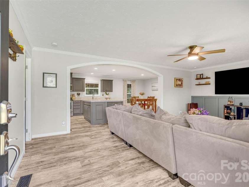 5007 Carlos Road, Catawba, NC 28609.  MLS# CAR4375298, YatesRealty ID 20104. Front entry way into living room