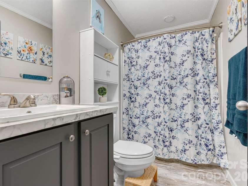 5007 Carlos Road, Catawba, NC 28609.  MLS# CAR4375298, YatesRealty ID 20104. Full guest bathroom 