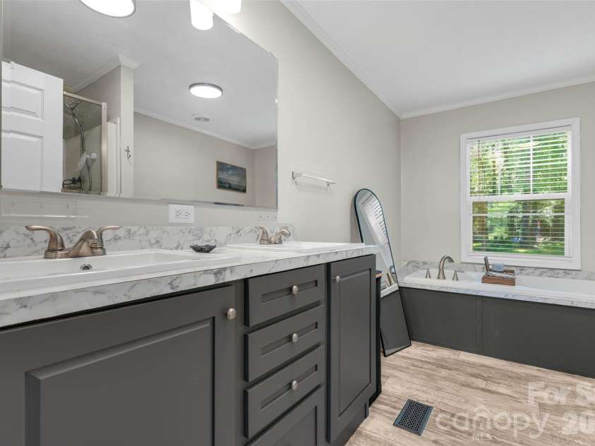 5007 Carlos Road, Catawba, NC 28609.  MLS# CAR4375298, YatesRealty ID 20104. Primary bathroom