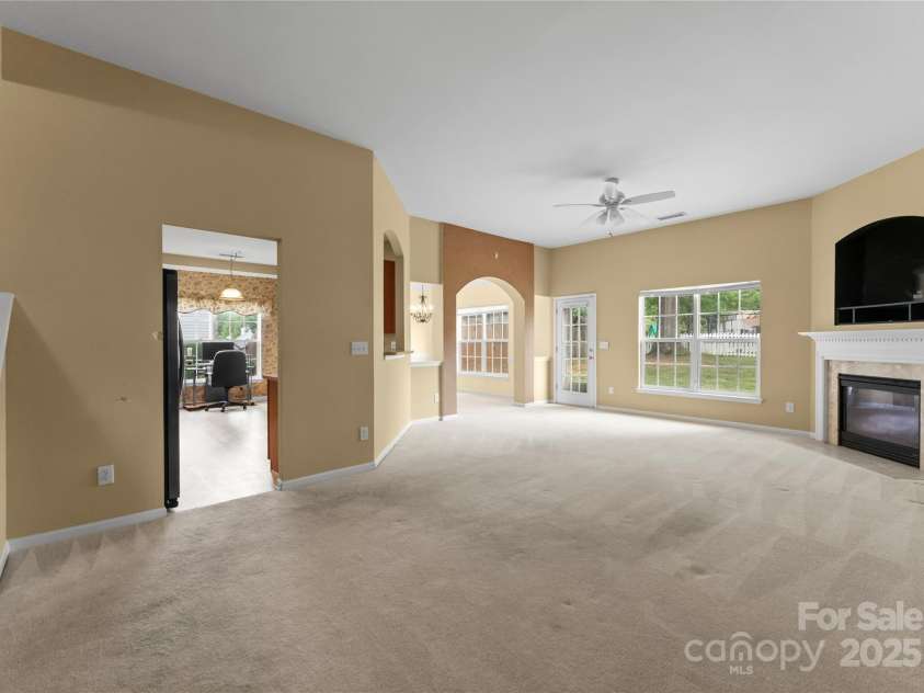 133 Fontanelle Drive, Mooresville, NC 28115.  MLS# CAR4270181, YatesRealty ID 20106. 