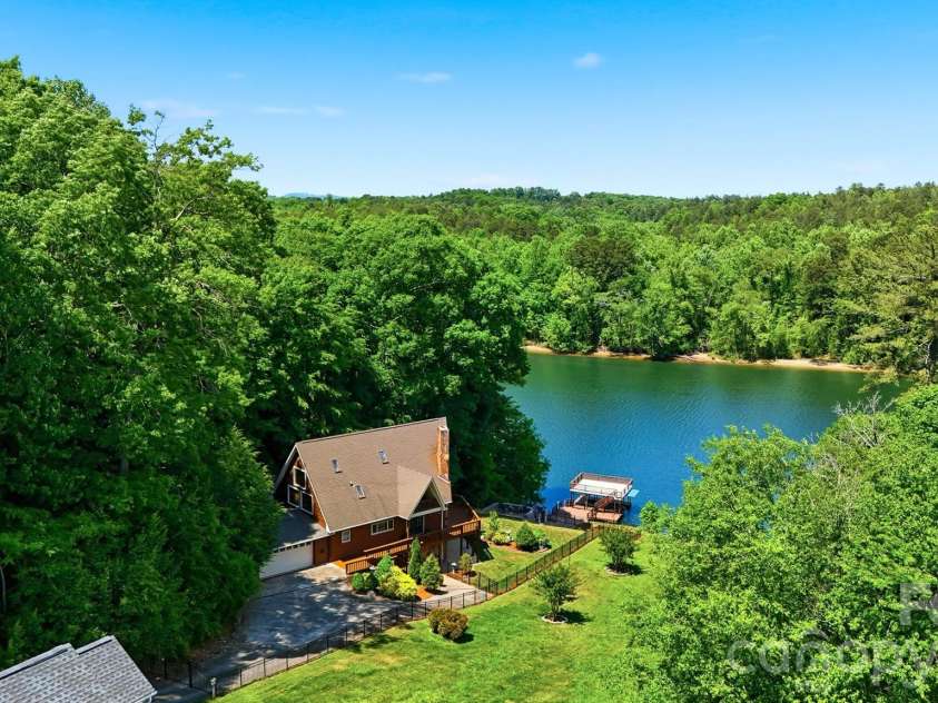 1925 Lake Acres Drive, Hickory, NC 28601.  MLS# CAR4357585, YatesRealty ID 20106. 
