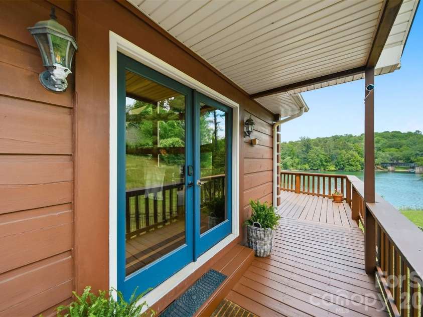 1925 Lake Acres Drive, Hickory, NC 28601.  MLS# CAR4357585, YatesRealty ID 20106. 