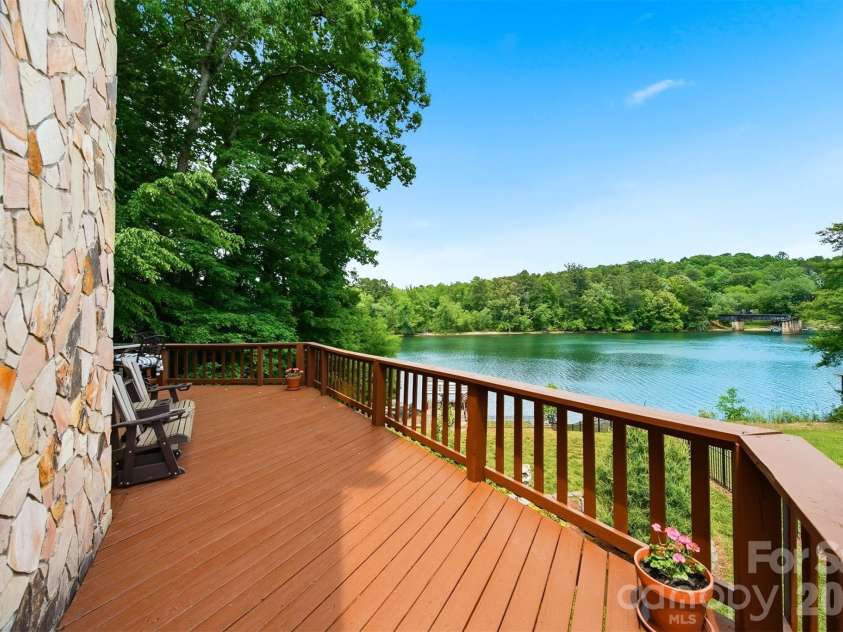 1925 Lake Acres Drive, Hickory, NC 28601.  MLS# CAR4357585, YatesRealty ID 20106. 