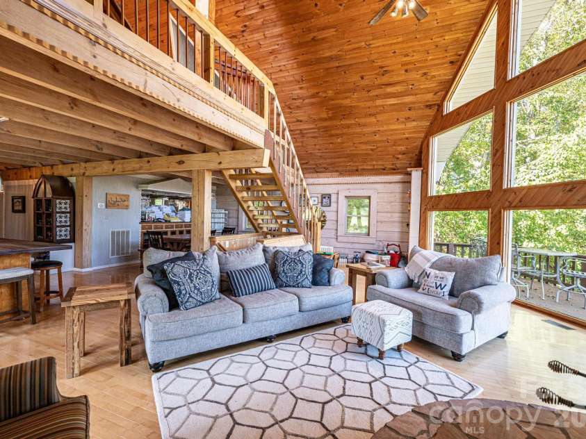 1925 Lake Acres Drive, Hickory, NC 28601.  MLS# CAR4357585, YatesRealty ID 20106. 