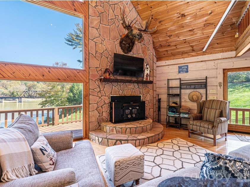 1925 Lake Acres Drive, Hickory, NC 28601.  MLS# CAR4357585, YatesRealty ID 20106. 