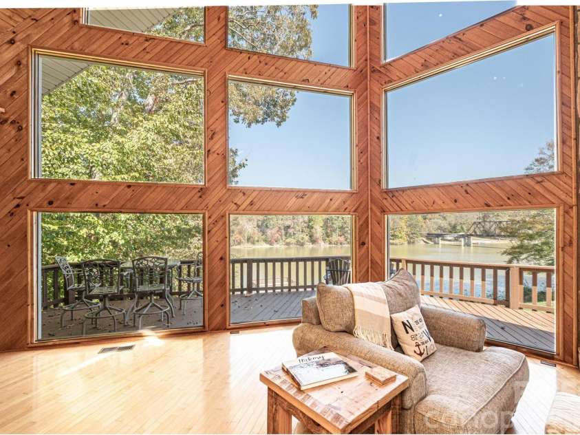 1925 Lake Acres Drive, Hickory, NC 28601.  MLS# CAR4357585, YatesRealty ID 20106. 