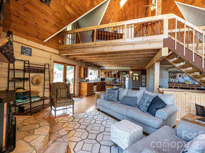 1925 Lake Acres Drive, Hickory, NC 28601.  MLS# CAR4357585, YatesRealty ID 20106. 