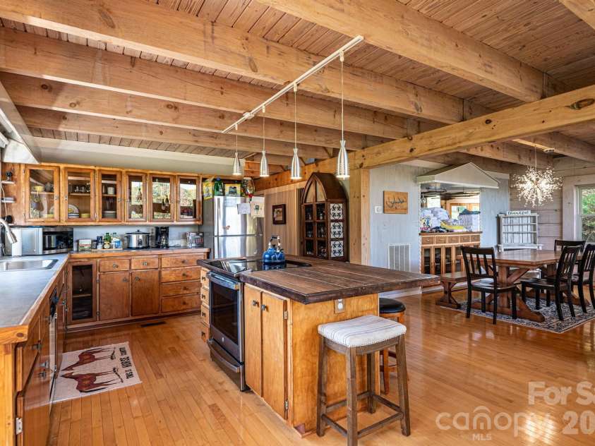 1925 Lake Acres Drive, Hickory, NC 28601.  MLS# CAR4357585, YatesRealty ID 20106. 