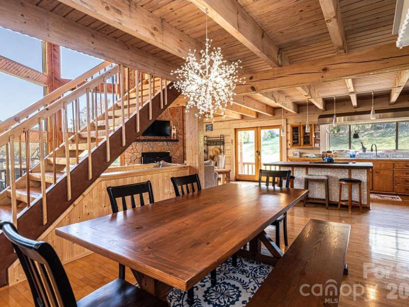 1925 Lake Acres Drive, Hickory, NC 28601.  MLS# CAR4357585, YatesRealty ID 20106. 