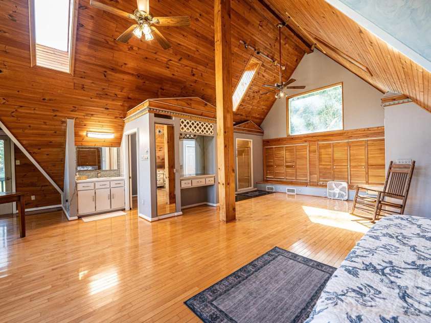 1925 Lake Acres Drive, Hickory, NC 28601.  MLS# CAR4357585, YatesRealty ID 20106. 
