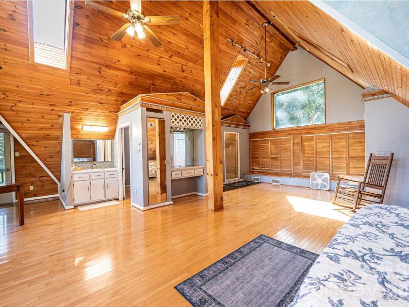 1925 Lake Acres Drive, Hickory, NC 28601.  MLS# CAR4357585, YatesRealty ID 20106. 