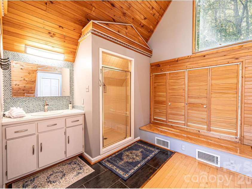 1925 Lake Acres Drive, Hickory, NC 28601.  MLS# CAR4357585, YatesRealty ID 20106. 
